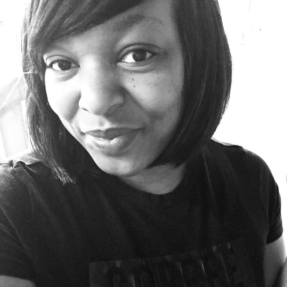 Meet your Posher, Dee - Picture 2 of 5